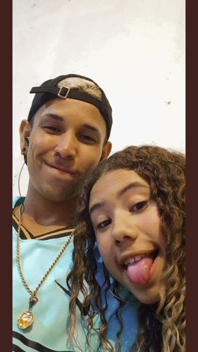 Sabe que é chifruda e ainda continua.
Via dm