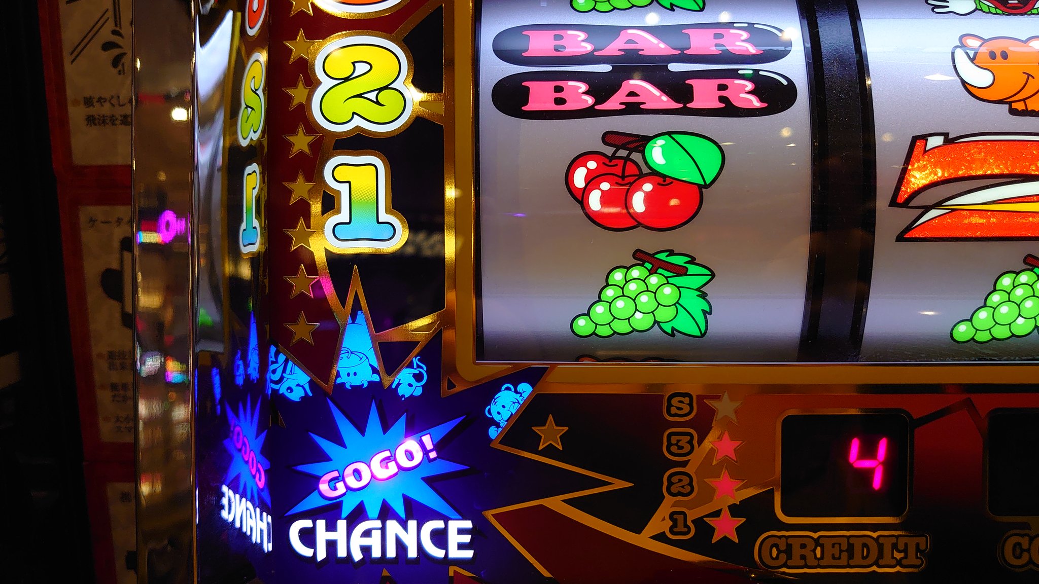 Garoパチンコ 6号機ジャグラーの隠れキャラクターランプいいな 中段チェリーは停止時にキャラクター4匹 Chanceランプ 先ペカは2匹 まだ左上の隠れランプは出せてない 1g連で出なかったんだけどいつ出るんだ Gogoのみ点灯はプレミアム感まるでないな 5