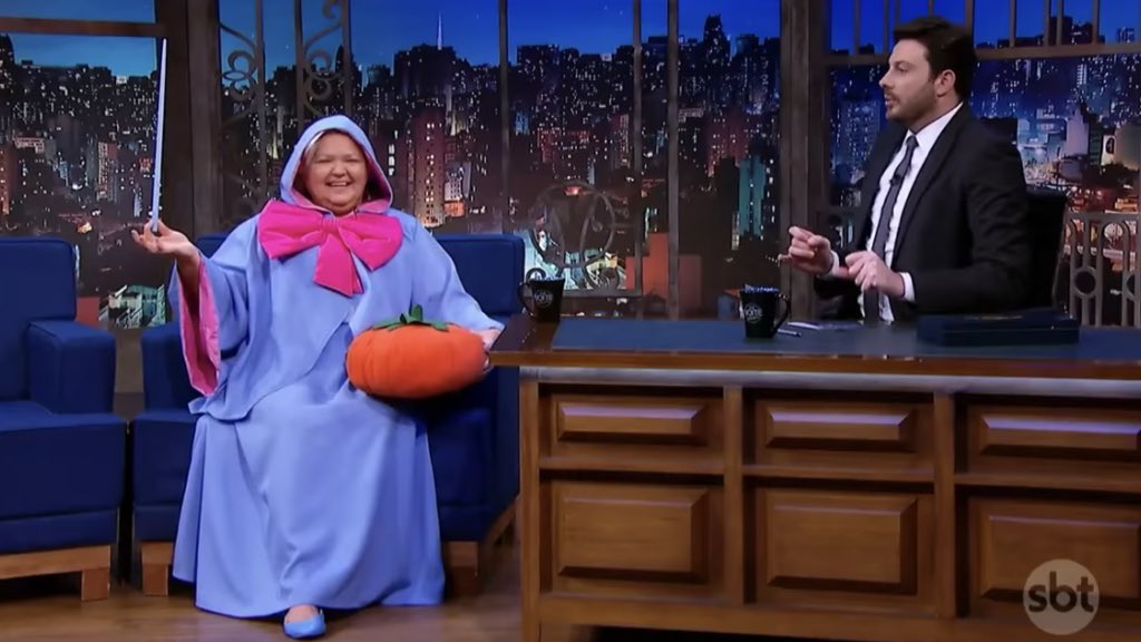 ชอบอันนี้ คุณป้าชาวบราซิล อายุห้าสิบกว่า ตอนแรกป้าก็ไปงานคอสเพราะลูกสาวชอบคอส เพื่อนก็เลยท้าให้ป้าลองแต่งบ้าง ป้าก็เลยลองดู ตอนแรกป้าก็กลัวว่าเด็กวัยรุ่นจะมองว่าป้าแปลก แต่ผลตอบรับดีเกินคาด ได้ลงข่าวดัง ชอบที่ป้าแต่งเป็นป้าเมอร์เรียล นางฟ้าแม่ทูนหัว ฯลฯ น่ารัก ❤️