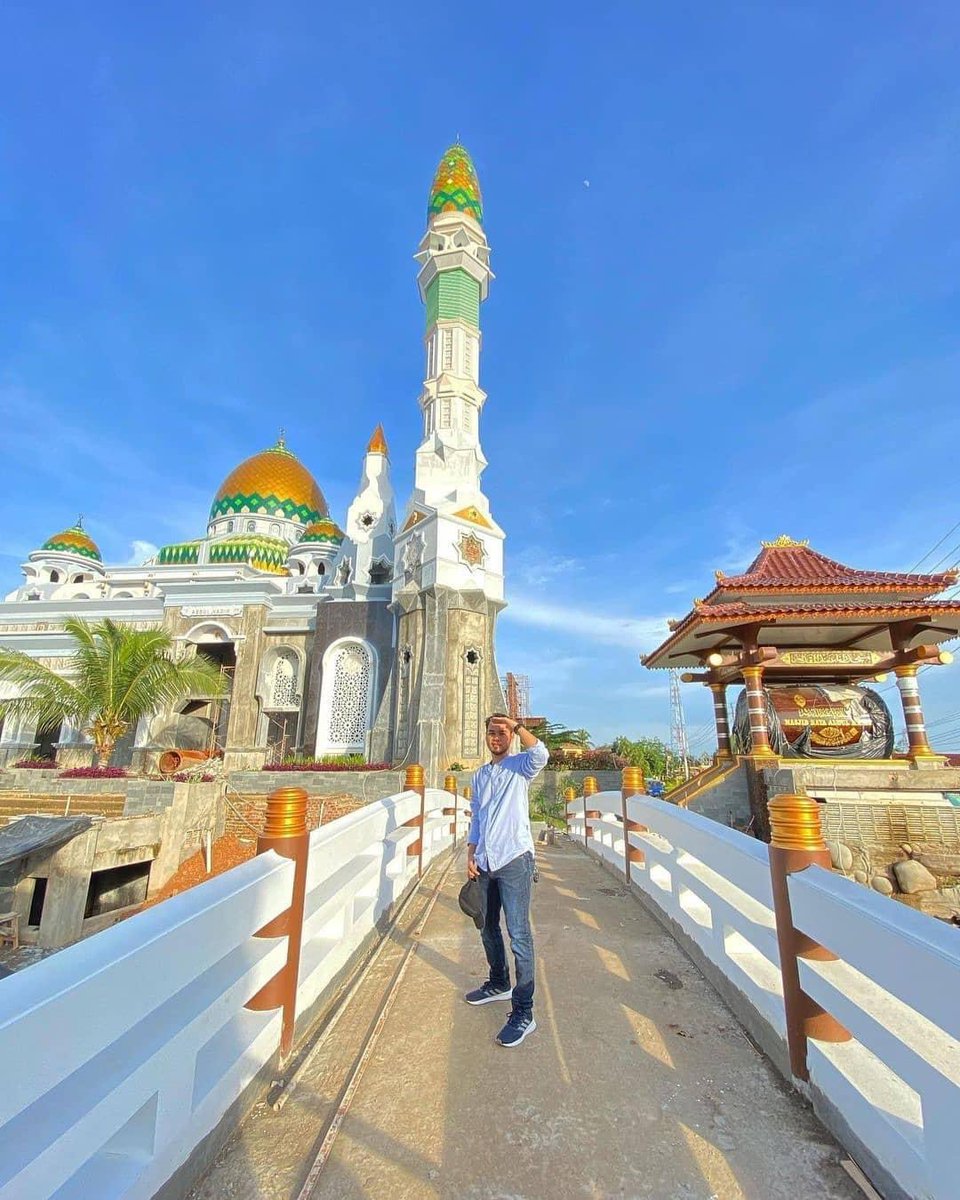 Berdiri megah di lahan seluas 5.625 meter persegi, Masjid H Abdul Kadim yang berada di Desa Epil Dusun I Kecamatan Lais Kabupaten Musi Banyuasin tampak Indah dipandang.