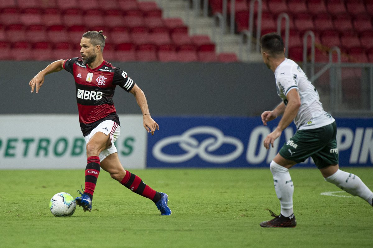 Flamengo's tweet photo. Aulas, capita! 💪❤️🖤

Vamos em frente! 

#VamosFlamengo

📸 @AlexandreVidal1 / CRF https://t.co/FQN12kbCra
