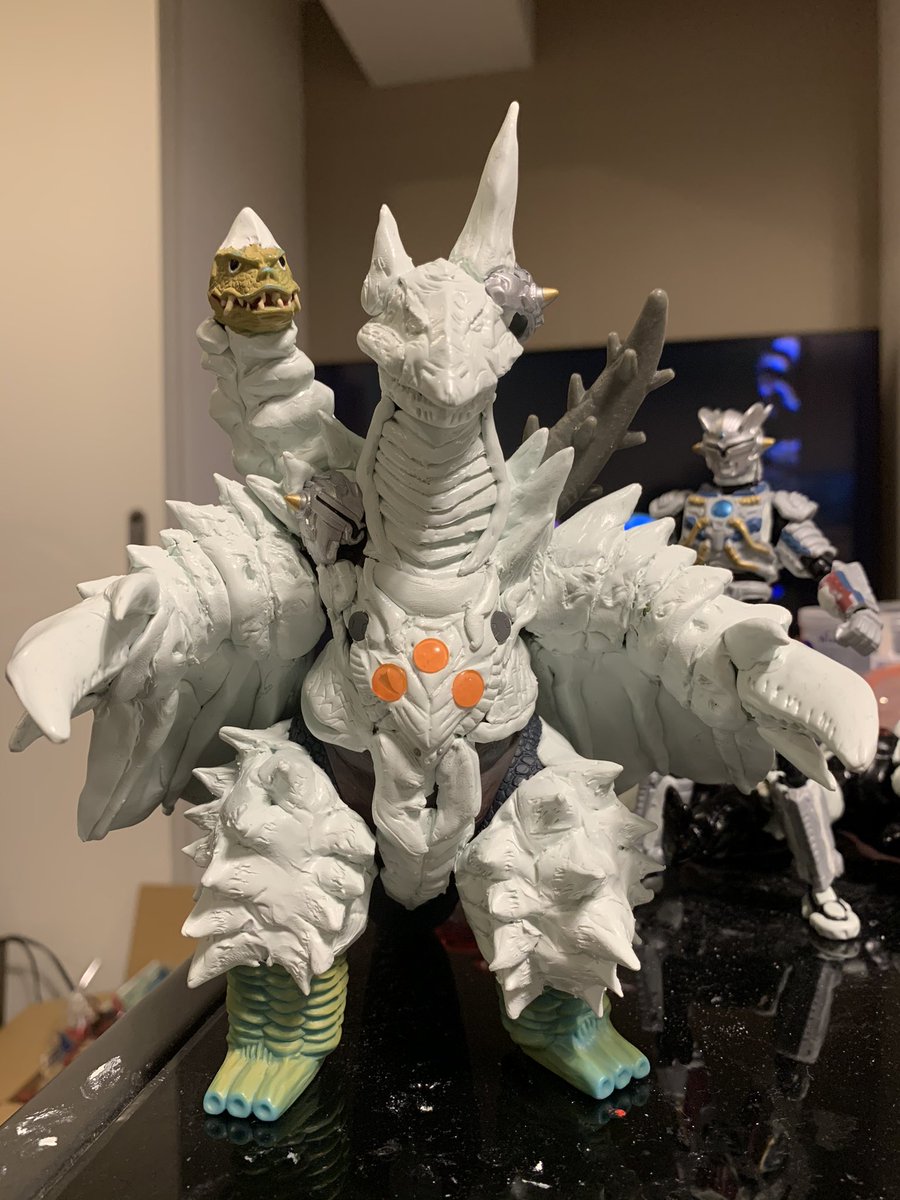 774yumenokatamariノナカノヒト على تويتر デストルドス六日目 バードン部分の作成と 胸周り造形追加 レッドキング頭部延長 頭部角延長 首周り修正 さあ 背中に一気に入るよ デストルドス ウルトラ怪獣dxがあってもいい ウルトラマンz ソフビ改造
