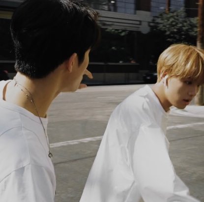 jaemggi's tweet photo. a markhyuck au

meet haechan- a rising solo singer adored by the press- and mark lee, a journalist that absolutely hates haechan’s guts, but somehow always ends up working with him. https://t.co/sui23alqoO