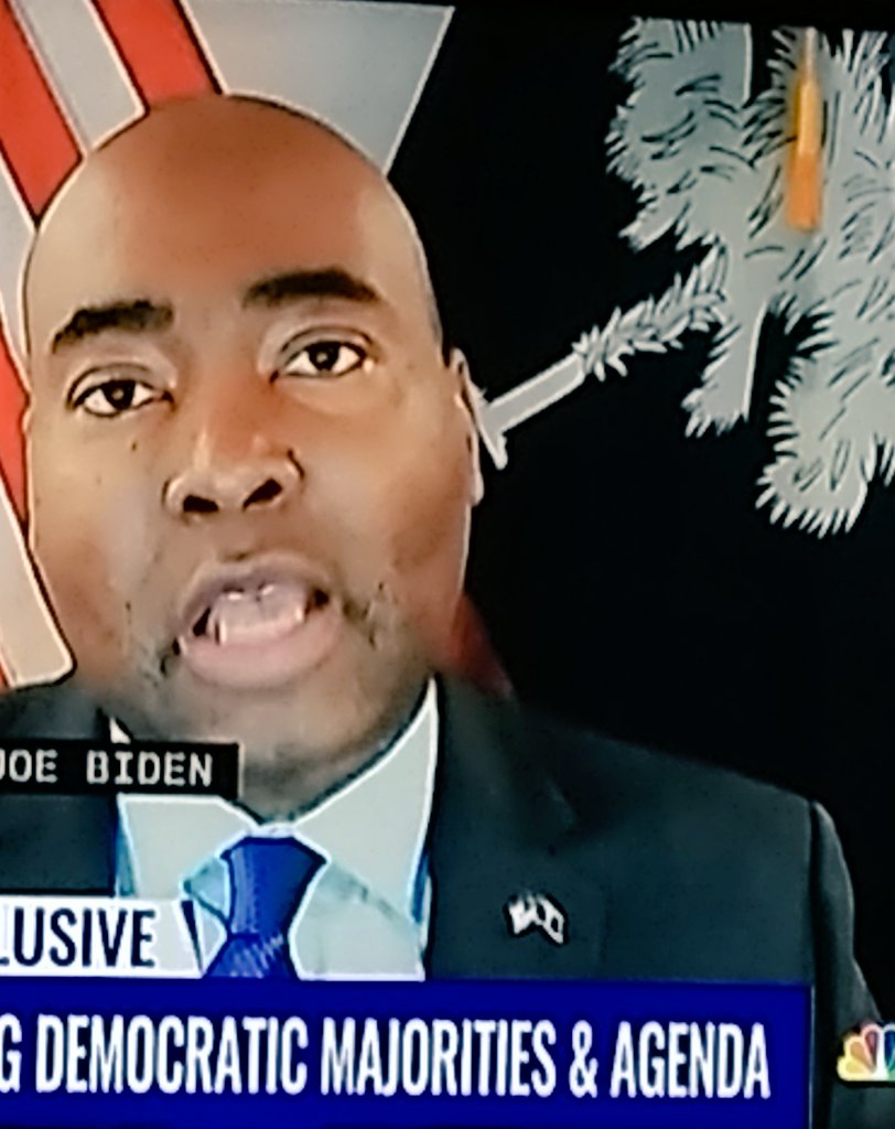 ThePerkyPlanet's tweet photo. @dnc someone tell Jamie that his background makes him look like a half angry cartoon character @msnbc @thereidout https://t.co/BwoftgCyAD