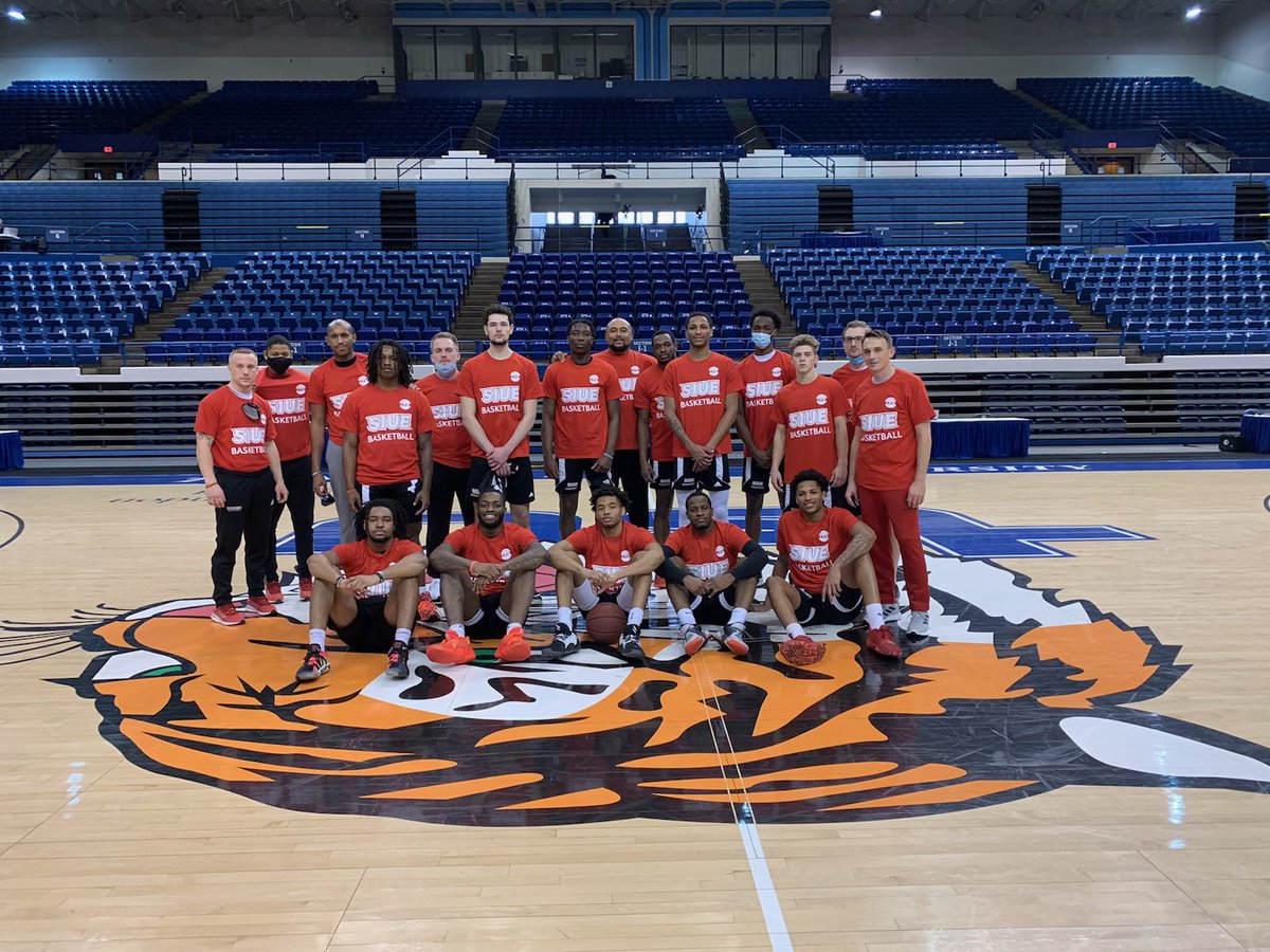 SIUE will play in an hour for first time in 35 days and will do so with a heavy heart. Senior Jackson Best lost his father to COVID just 2 days ago. Was completely healthy 2 weeks ago. So sad. Prayers to the Best family.

Team honoring John Best by wearing special jerseys tonight