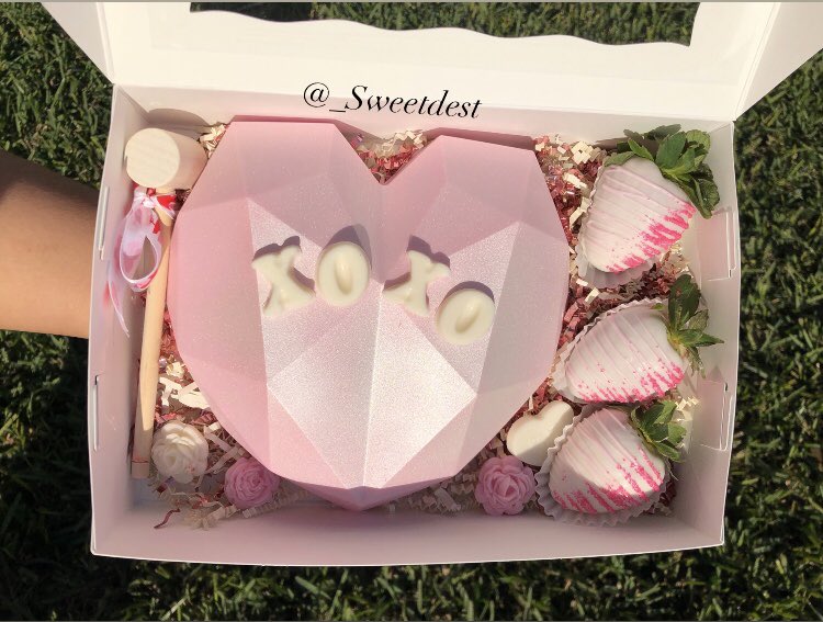 destinyclarisse's tweet photo. Hey guys 🥰 I recently started a small sweets business in the Tampa area &amp; wanted to show off a couple creations I’ve made! Here are a couple Valentine’s Day items on my menu💞 You can see more on my Instagram @ _Sweetdest https://t.co/qnrQoDucmT