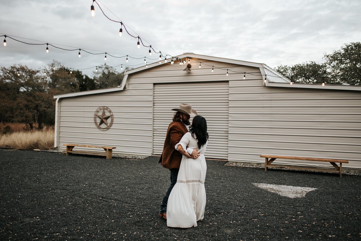 We can't get enough of these two 😊 #thecedarsranch #engagementseason