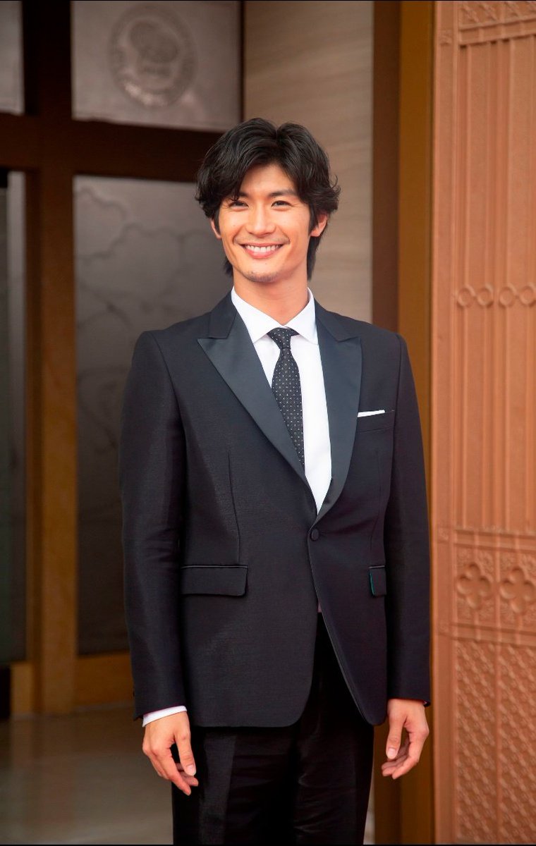 はる 今の若手俳優は 顔が整っていれば 国宝級イケメン だけど 春馬 くんのスラリとした美しい容姿 綺麗で精悍な顔立ち 可愛い笑顔はもちろん 誰かを思いやる優しさ 実力があっても驕らない謙虚さ 人格も優れている春馬くんが 本当の 国宝級