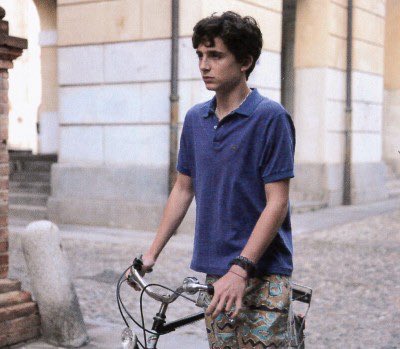 All the polo shirts and a lot of Elio’s clothes come from the personal wardrobe of producer Marco Morabito. Timothée Chalamet and Marco, called Momo by the actors and the crew, have the same lanky figure, and in second stance Morabito is married to Giulia, the costume designer.