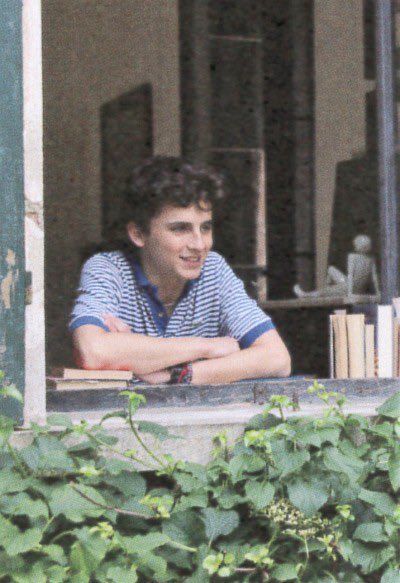 All the polo shirts and a lot of Elio’s clothes come from the personal wardrobe of producer Marco Morabito. Timothée Chalamet and Marco, called Momo by the actors and the crew, have the same lanky figure, and in second stance Morabito is married to Giulia, the costume designer.