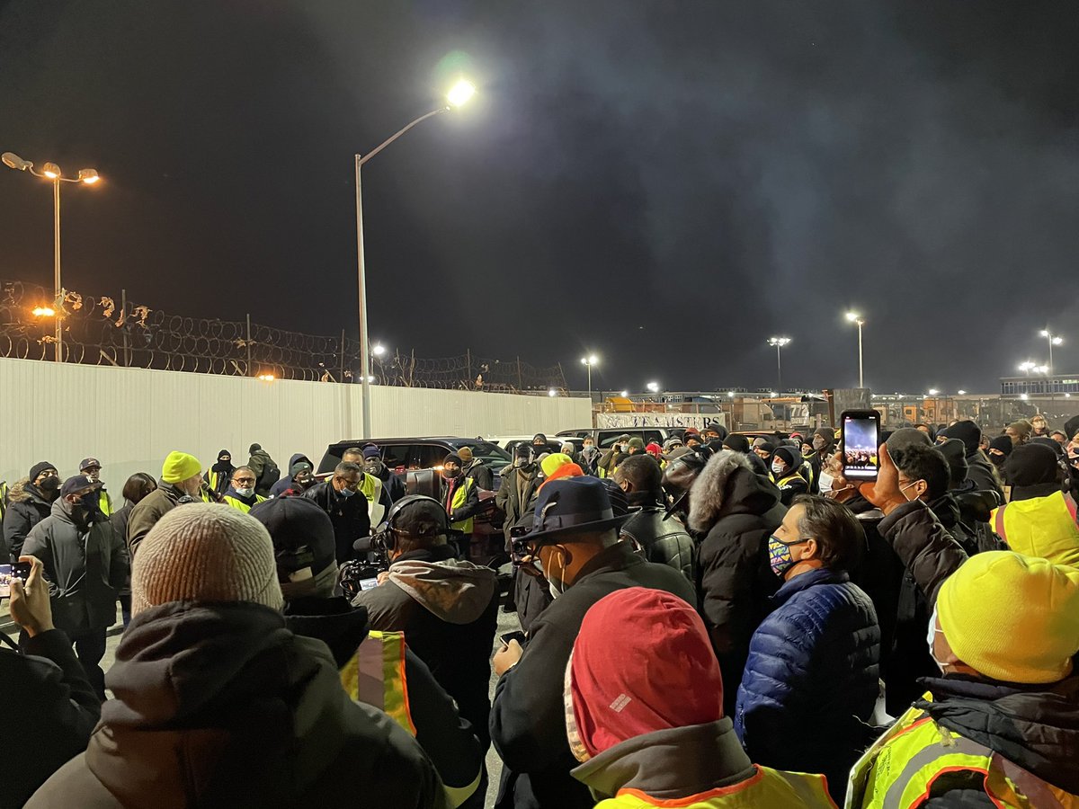 DougSchneiderBK's tweet photo. Proud to stand with @TeamstersJC16 #Local202 at #HuntsPointStrike who have been out here 24/7 fighting for a fair contract. Theyโve been on the frontlines since day 1 of this #pandemic ensuring NYC shelves are stocked & its time theyโre treated as essential. https://t.co/WmAv9vhCpP