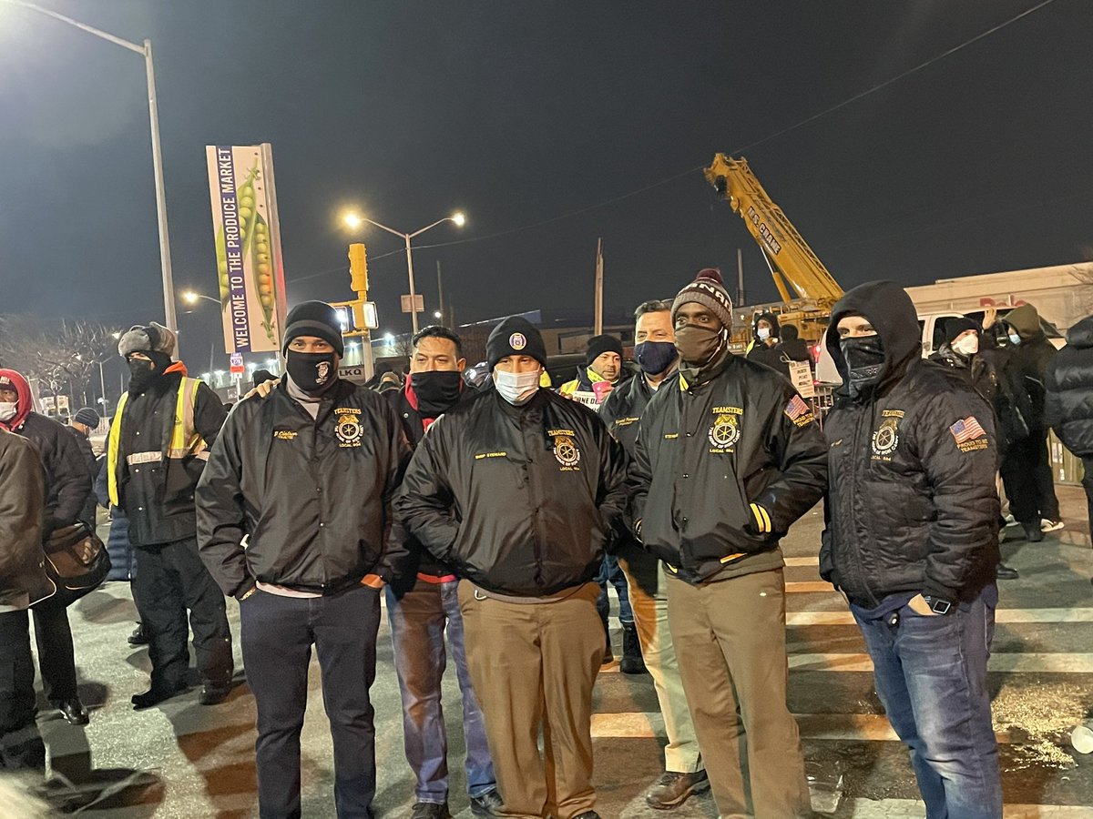 DougSchneiderBK's tweet photo. Proud to stand with @TeamstersJC16 #Local202 at #HuntsPointStrike who have been out here 24/7 fighting for a fair contract. Theyโve been on the frontlines since day 1 of this #pandemic ensuring NYC shelves are stocked & its time theyโre treated as essential. https://t.co/WmAv9vhCpP