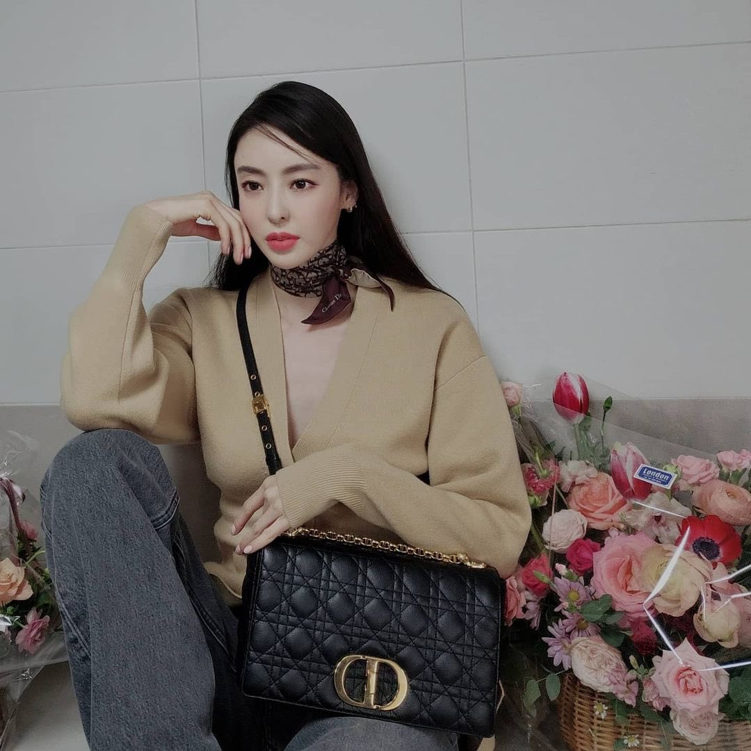 01222021 dahee0315 insta update love dior #dior #diorcaro #giftedbydior #이다...
