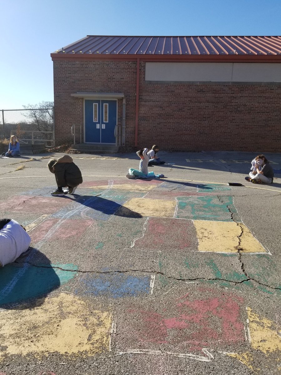 mrslook2nd's tweet photo. 4th Grade scientists enjoyed some sun this afternoon in the courtyard while studying light energy. @leahmmcopeland @WinnwoodRocks @MsBeck22 https://t.co/NLL6KwqPpm