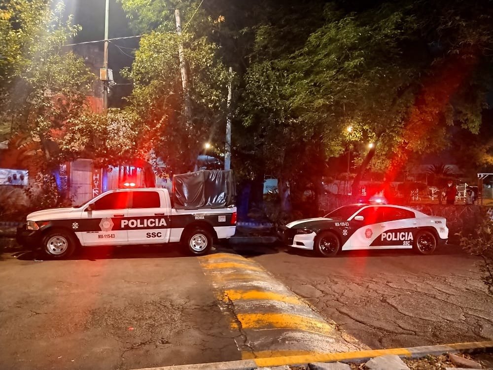 <a href="/RomaSur1Repor/">Roma Sur</a> <a href="/inveacdmx/">INVEACDMX</a> <a href="/elsolde_mexico/">El Sol de México</a> <a href="/VecinosSurRoma/">VecinosRomaSur</a> <a href="/MultiJuarezRoma/">MultifamJuárez_Roma</a> <a href="/AGSANITARIA/">AGEPSA CDMX</a> <a href="/QuePocaMadre_Mx/">¡QUÉ POCA MADRE! 🇲🇽</a> <a href="/PoderAG_CUH/">Poder AG Cuauhtémoc</a> @ModuloRoma1 .<a href="/Claudiashein/">Claudia Sheinbaum Pardo</a> esos terrenos el culto a la corrupción, el lucro y 💰 de un tipo, afuera esc. Constitución de 1857 <a href="/SEP_mx/">SEP México</a> <a href="/emoctezumab/">Esteban Moctezuma Barragán</a> calle Orizaba. Ilegalmente todo, canchas, renta, almacén ambulantes, bar en zona federal. 
Pedí quiten los plásticos <a href="/OHarfuch/">Omar H Garcia Harfuch</a> 
Alcalde invisible