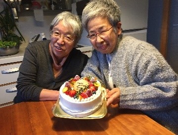 nasuhiroba's tweet photo. 月5日　Pちゃん日記❹　
去年4月の誕生日にホールケーキを６人で食べた。クリスマスには４人で分けた。まるごと一人で食べたい!!と密かに思う。どんな理由を作ってたべようか。吉野早美さんが作ってくれたホールケーキはそれほど美味しい。
＃高齢者住宅あるある　＃ケーキはホールに限る https://t.co/KILOWPbeTl