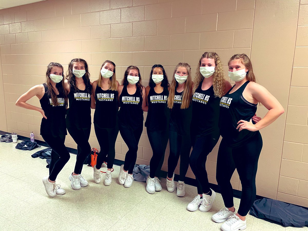JWMHSdance's tweet photo. Another basketball game &amp; center court performance! 🏀🐴✨ @JWMHS @misseshat @jwmhs_mcpherson @Galletta_E @jwmhs_tricozzi @jwmhs_quina @JWMHS_cortier @jwmhs_schultz https://t.co/uRUOP23Ivg