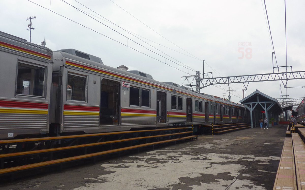 MPSCLFJRN's tweet photo. 2021.1.21
東急8500系8610F
12連復帰試運転

水没した4両が修繕された！誰もが心配していることとは違います！とはいえ8812号車にそのような変更がいくつかあった（8812号車の圧縮器が未使用だった為撤去された）。つり革も東急直販の新型に変わった。 https://t.co/MrNPhD477n