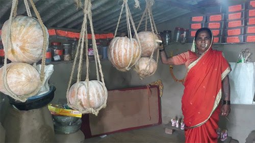 VVSLaxman281's tweet image. Rahibai Soma Popere established a seed bank successfully preserving hundreds of varieties of crops in traditional tribal way and increased crop yield by 30%. She has trained many other farmers in agro bio-diversity conversation and was honoured with the Padma Shri. Hats off 🙏