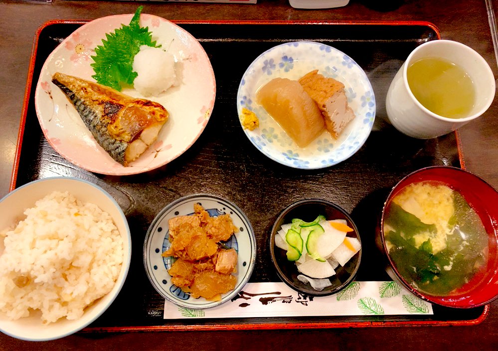 大吉先生 新梅田食道街にあるお店 海鮮料理 丸 魚とおでん定食を注文 焼き魚も美味しく おでんはしっかりと出汁が染み込んでいて大根がとろとろ 薄味の炊き込みご飯がまたおかずの味を引き立てる T Co Oaus0irx8h 新梅田食道街 大吉先生 新梅田食道街にあるお店 海鮮料理 丸 魚とおでん定食を注文 焼き魚も美味しく おでんはしっかりと出汁が染み込んでいて大根がとろとろ 薄味の炊き込みご飯がまたおかずの味を引き立てる T Co Oaus0irx8h 新梅田食道街