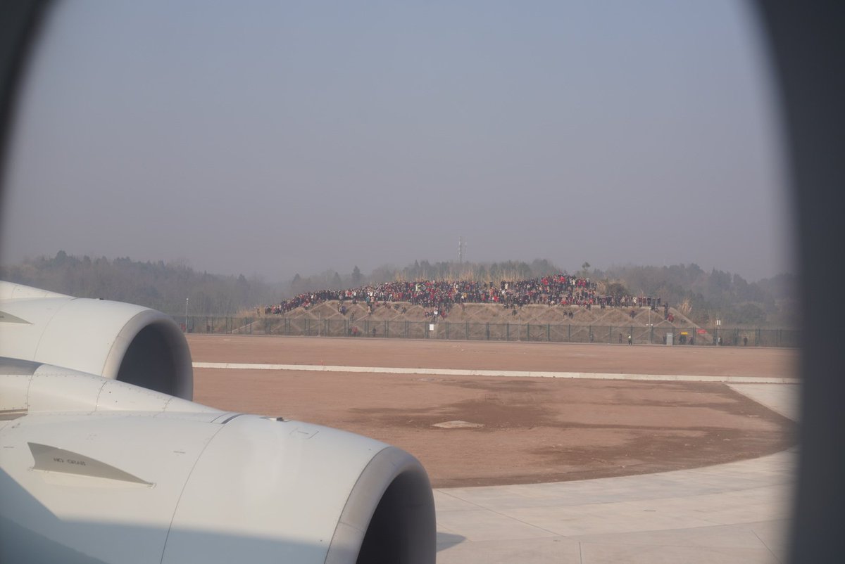 Although  #TFU is really far away from downtown  #Chengdu (about 1.5-2hrs drive), there are tons of  #AvGeeks gathered here for  #planespotting the test flights.  #RealChinaLife