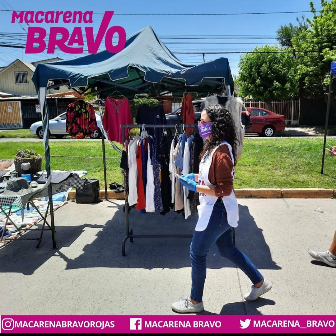 MacarenaBravo_'s tweet photo. Cuando camino por la feria conversando con las personas me siento en casa. Tienen los mismos sueños y esperanza que yo. Y es por esas personas que quiero ser constituyente, para representar esas historias y llevar el alma de la feria a la Convención. #SoyMacarenaBravo #Soytu https://t.co/PKp9MMhnZP