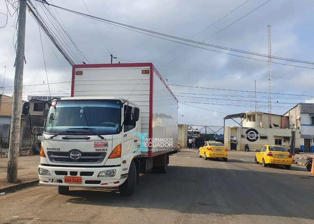 Informados_Ec's tweet photo. #URGENTE 》Delincuentes intercepararon este camión Hino, de placa AAA-5483, en la vía Cuenca-Molleturo-El Empalme, cerca de Tamarindo. Robaron el carro, que transportaba mercadería de línea blanca desde #Guayaquil a #Cuenca. El conductor fue abandonado en la planada de San José. https://t.co/hBrqFN1G4b