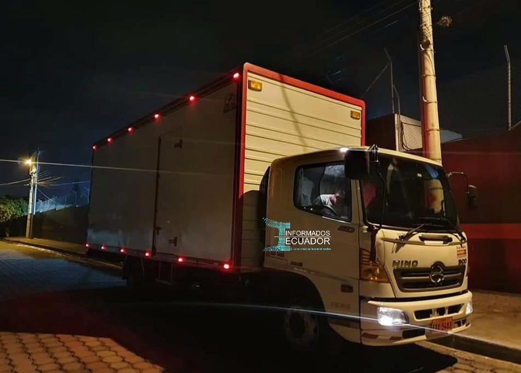 Informados_Ec's tweet photo. #URGENTE 》Delincuentes intercepararon este camión Hino, de placa AAA-5483, en la vía Cuenca-Molleturo-El Empalme, cerca de Tamarindo. Robaron el carro, que transportaba mercadería de línea blanca desde #Guayaquil a #Cuenca. El conductor fue abandonado en la planada de San José. https://t.co/hBrqFN1G4b