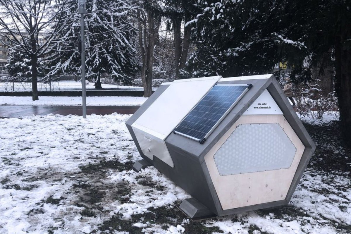 LANACION's tweet photo. Una ciudad alemana instaló cápsulas para refugiar a los sin techo del frío https://t.co/nURI71Wqjz https://t.co/a41wA9vjCk