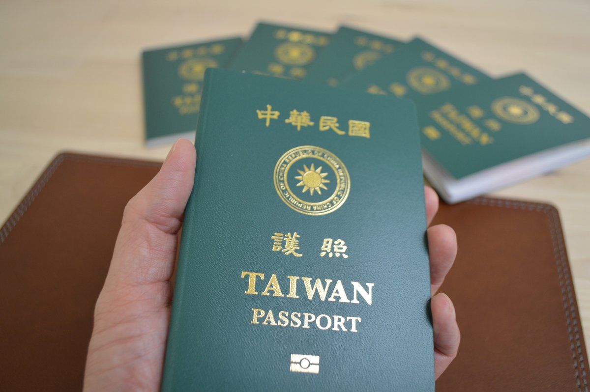 Taiwan In Japan 台北駐日経済文化代表処 On Twitter どどん ﾟ ﾟ 新パスポートの表紙にエンブレムをぐるりと囲むように英国名 Republic Of China を配置し Taiwan の文字を大きくしました これで 台湾 のパスポート