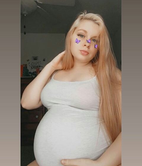 SecretKinks_01's tweet photo. Hayley's certainly a big girl... #PregnantFetish #PregnantSelfies https://t.co/idivJBRbL0