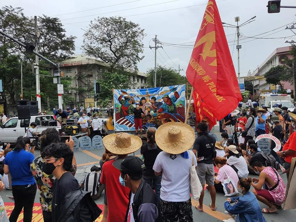 LFSMendiola's tweet photo. TINGNAN: Bilang paggunita sa ika-34 na anibersaryo ng Mendiola Massacre, nagsama-sama ang iba't ibang sektor bilang pag-alala sa mga magsasakang nasawi, mula pa sa rehimeng Aquino, at ngayon sa ilalim ng rehimeng Duterte. 

#MendiolaMassacre34
#Du30MassacreKing https://t.co/FUIqFesZNO