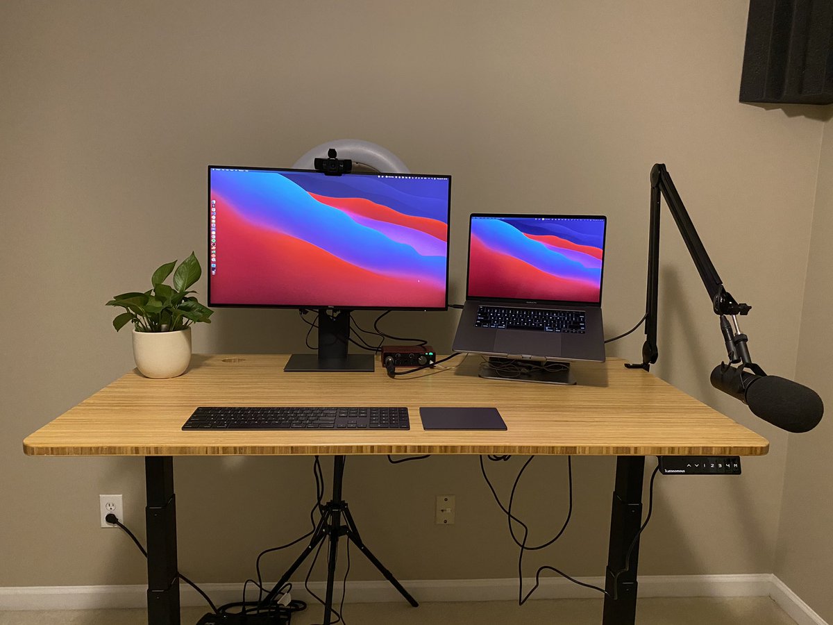 kvlly's tweet image. New desk day! Wanted to get a standing desk for the other room so I can record without interrupting @dxnielvaughn and stand occasionally.

Now all I need is a chair.