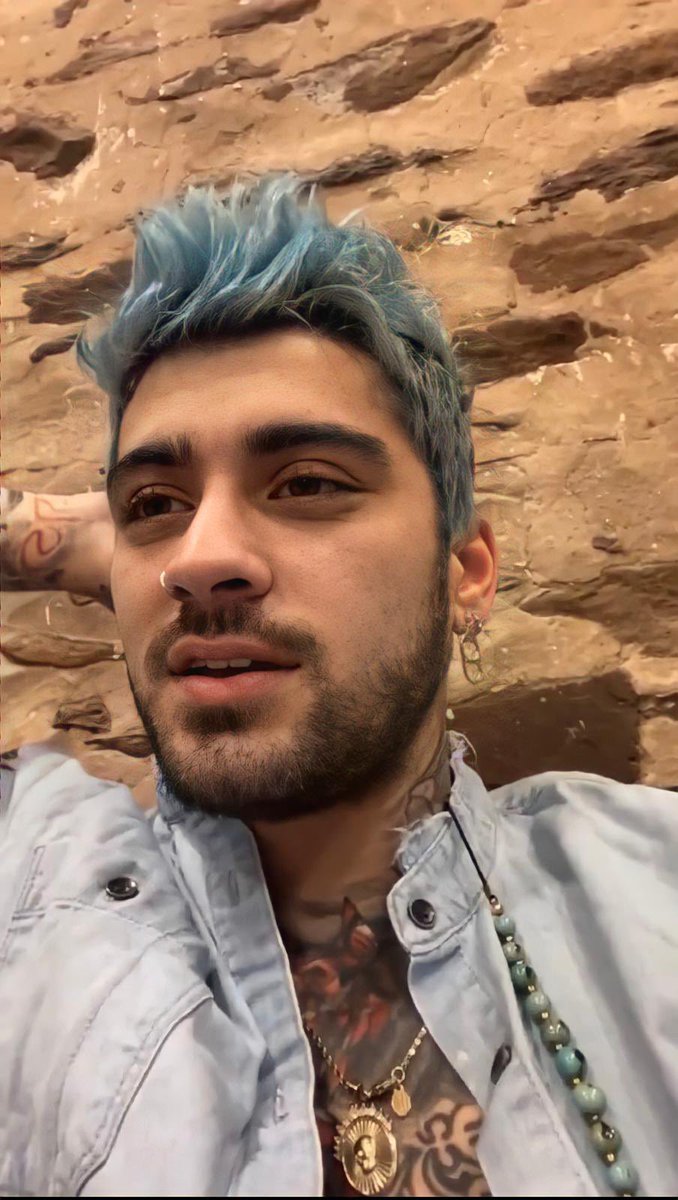 It seems that Zayn has gotten a new tattoo of his daughter's name خاي(Khai)  on his wrist., image size:678x1200