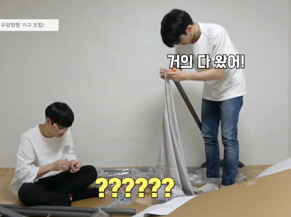 https_mujin's tweet image. O Dann morrendo pra montar a cama e o Arthur rosqueando a porquinha: esse é o vídeo.