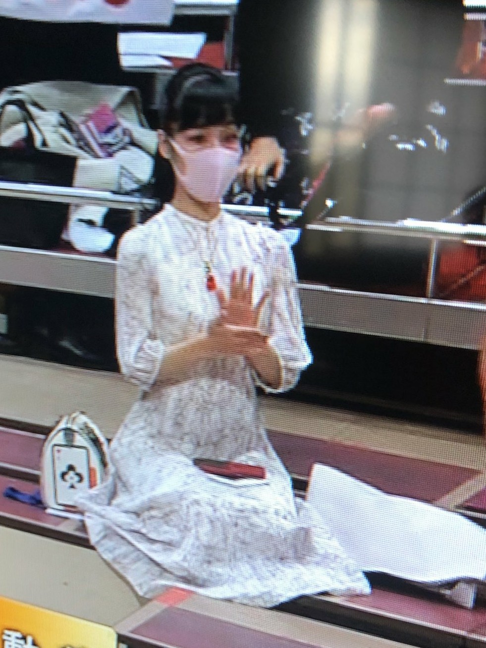 画像 東方花道の端の座蒲団席に謎めいた美女が毎日いらっしゃいます オートクチュールの清楚なワンピース 前髪パッツン 真っ直ぐ伸ばさされた姿勢 正座でも動かない 凛とし まとめダネ