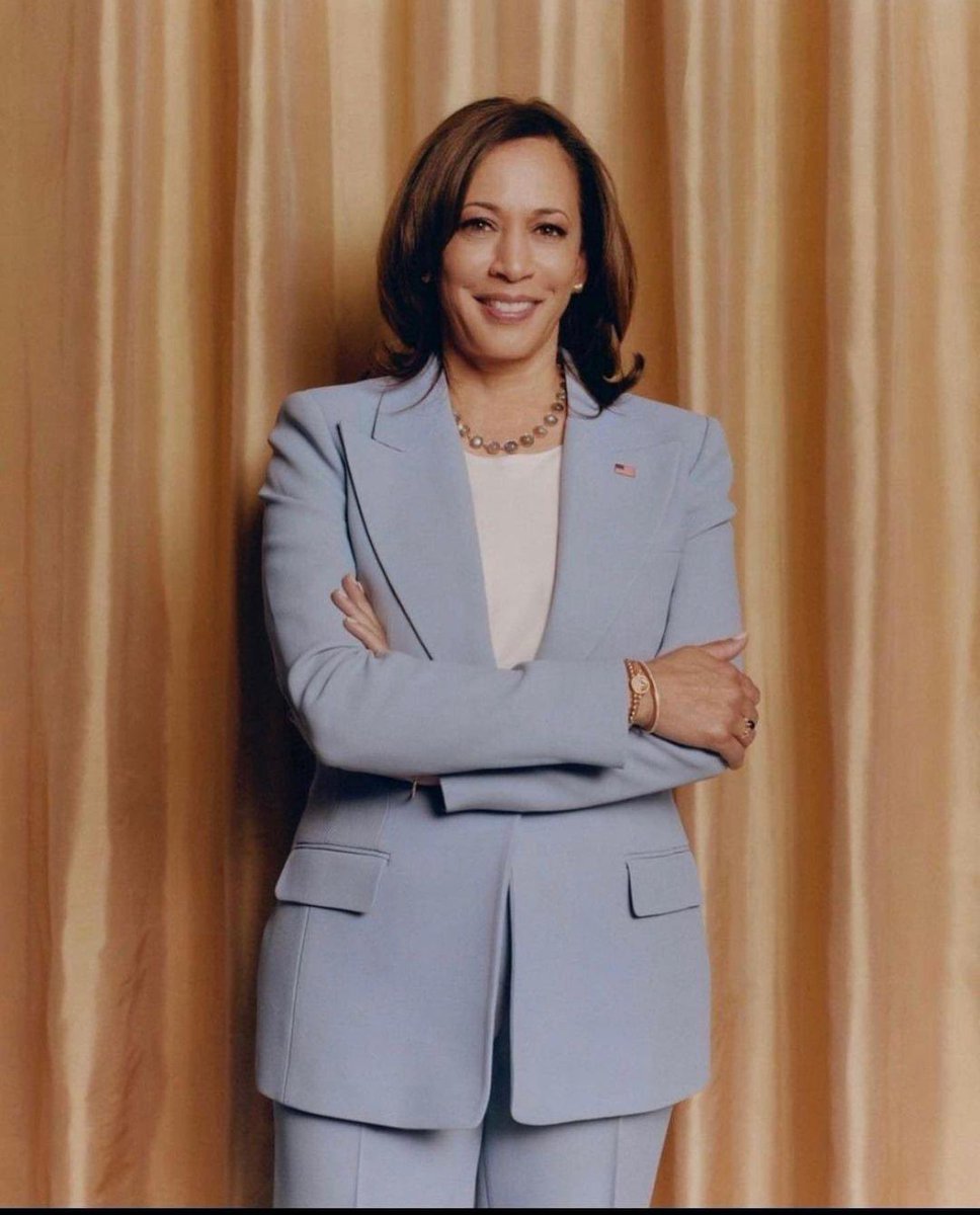 AuthorJoeNBrown's tweet photo. I LOVE ๐ FIRSTS.
Iโm still trying to absorb that #KamalHarris is our #46thVicePresident of our nation ๐บ๐ธ. #FIRSTVP #FirstFemaleVicePresident
#KamalaHarrisVP #VP @VP https://t.co/PCCWgV4k8E