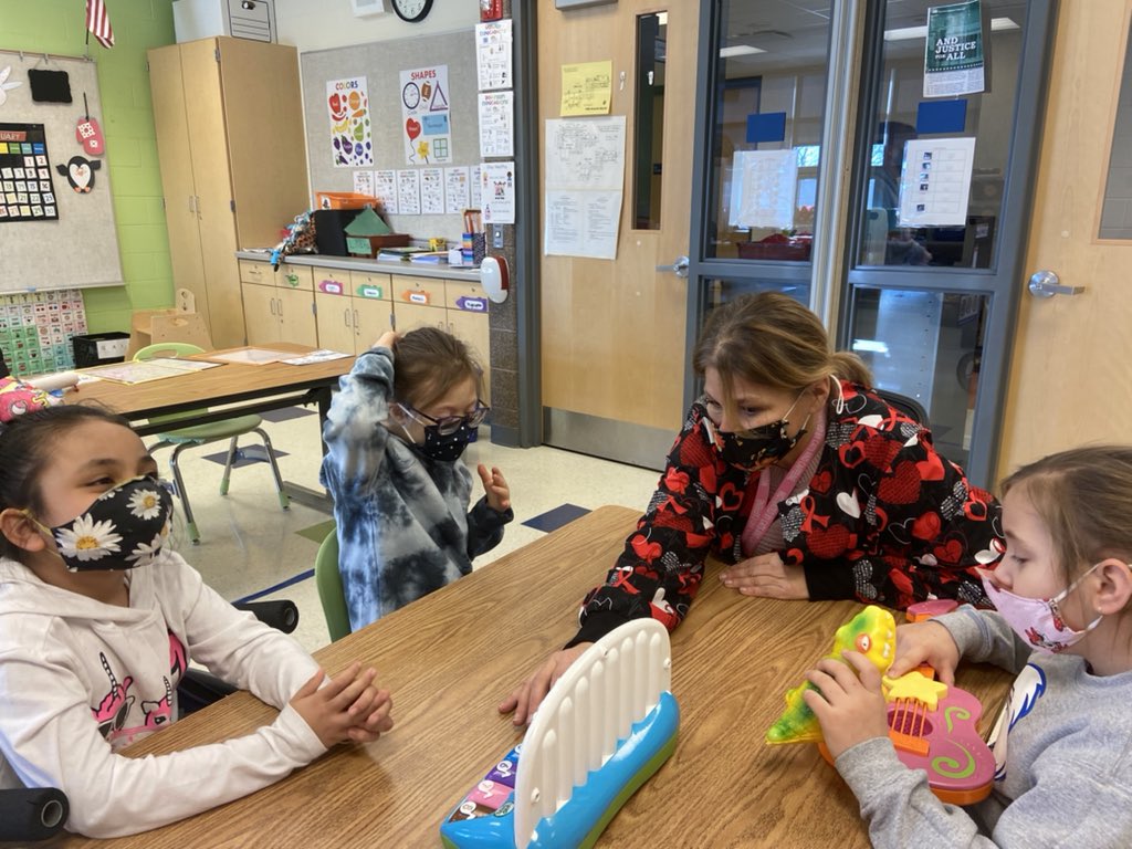 farmerleap's tweet photo. So happy we can all take turns sharing. #oakridgemustangs https://t.co/5EcC0og0iO