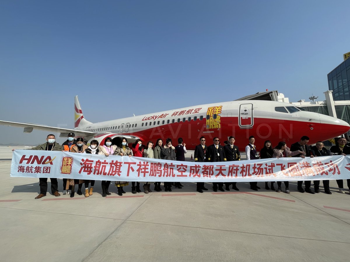 We present you, the flight crew from  @CSAIRGlobal, Lucky Air, and Chengdu Airlines for today's test flights.And it won't be a traditional Chinese celebration without some good old-fashioned red banners in the group photos...