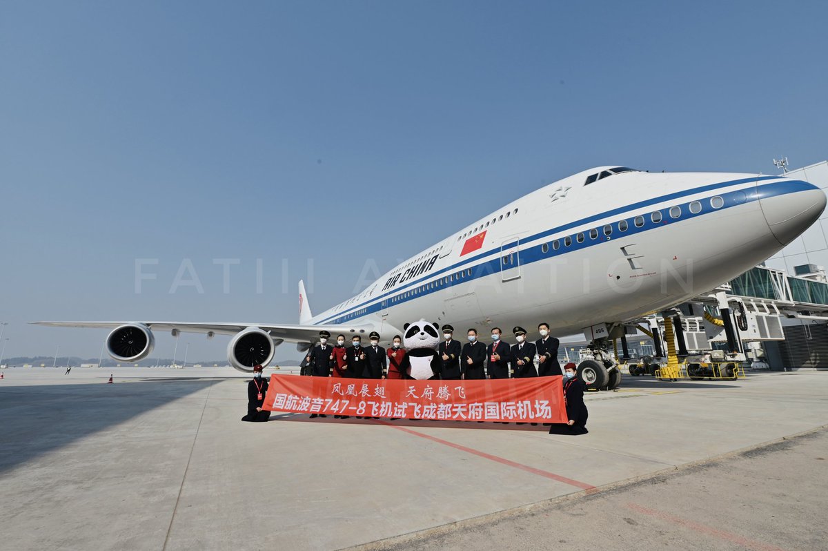 Ha! I knew Air China would've brought a red banner! How can the flag carrier not carry this time-honored tradition!