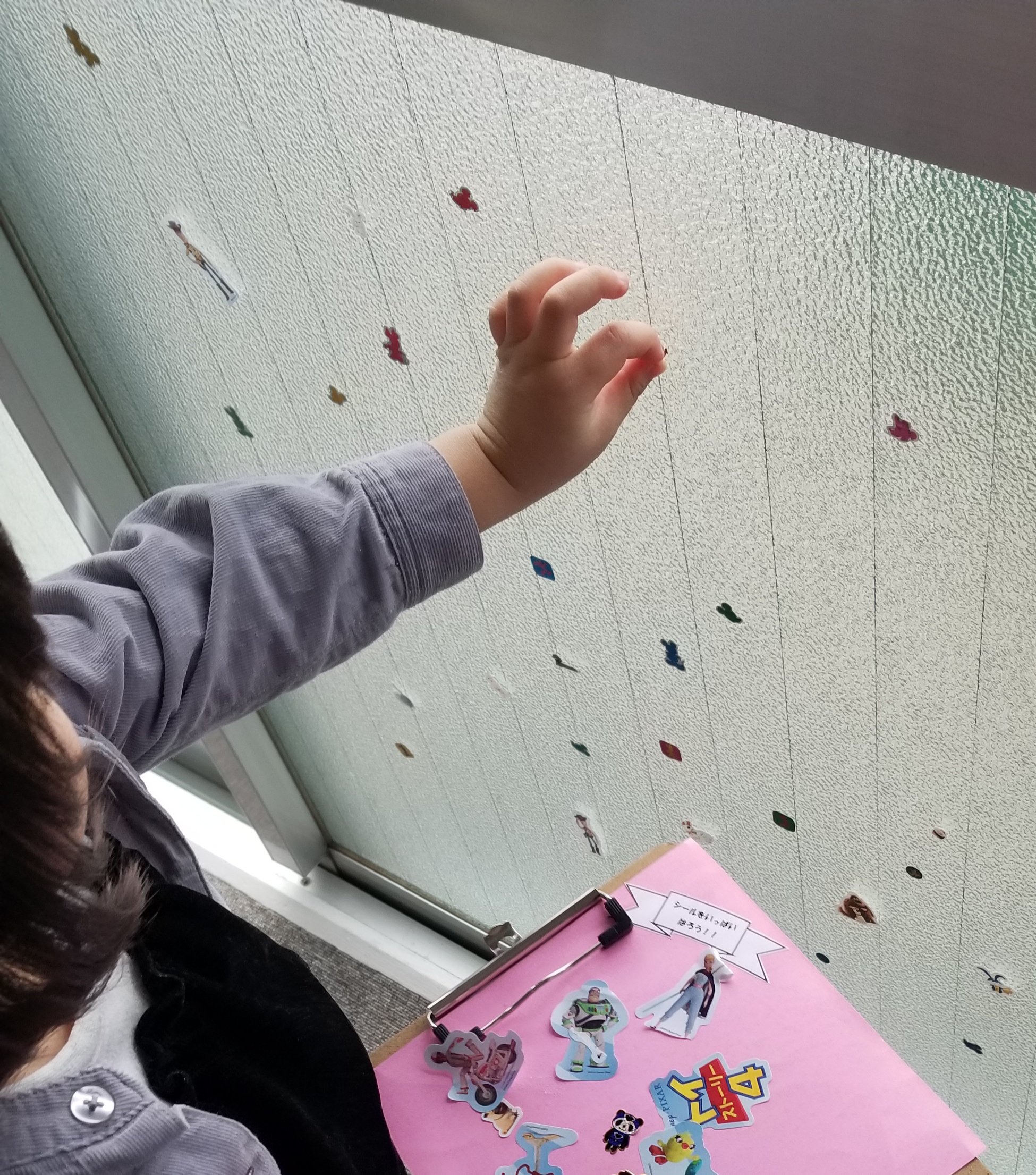 児童発達支援事業所 奏音 かのん 今日は 午前中の設定遊び もくもくタイム で シールはがし 大会 をしました 窓ガラスにはったシールをはがしてカードに貼り付けていく遊びです シールをはがしたり貼ったりするには 指先をうまく使う必要が