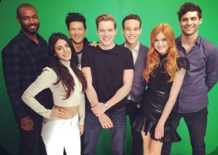 Y’all I think my life goal is to meet the cast of shadow hunters‼️🍒#SaveShadowhunters #Shadowhunters @Kat_McNamara @arosende @MatthewDaddario @EmeraudeToubia @DavidLCastro_ @isaiahmustafa @HarryShumJr @WainwrightAE and #DominicSherwood