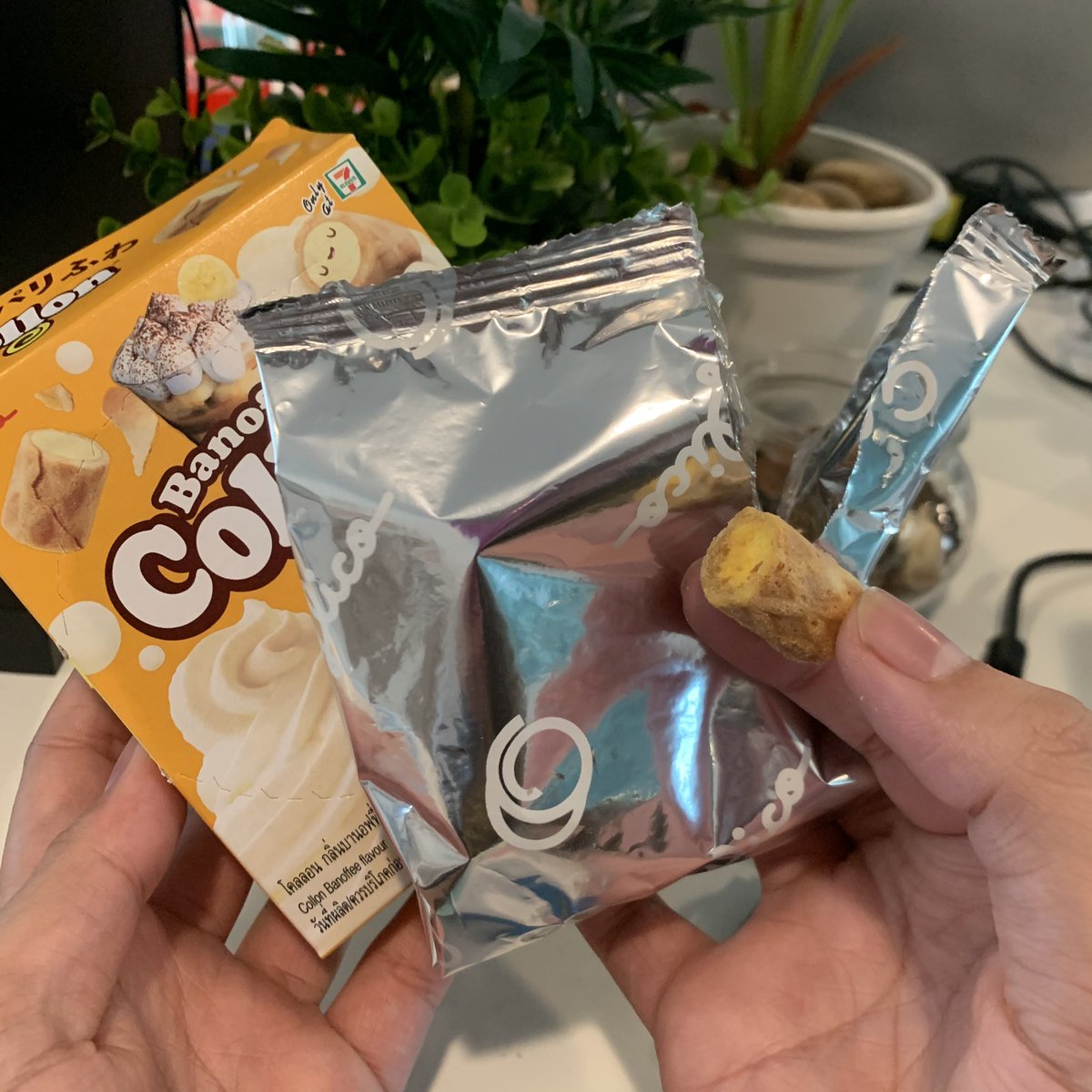 HelloJudma's tweet image. ก็ได้อยู่น้าาา #โคลลอน รสบานอฟฟี่ 
เปิดถุงมาแว๊บแรกกลิ่นบานอฟฟี่ผสมกล้วยนิดๆ🍌คือตีจมูกขึ้นมาเลย แถมไม่หวานมาก หาได้ตามเซเว่นเล้ยย 
#อร่อยบอกต่อ #อร่อยไปแดก #อร่อยไปแดกเซเว่น