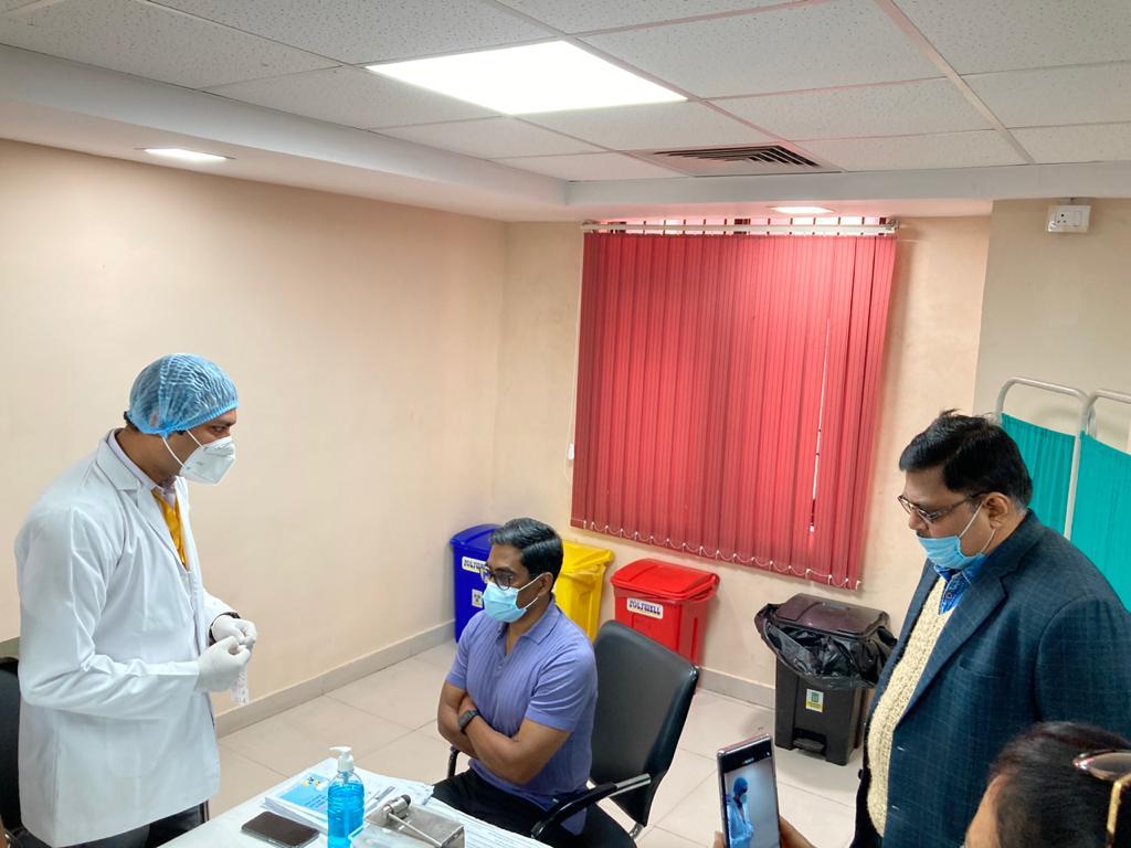 BiharRoutine's tweet photo. Shri Pratyaya Amrit (IAS), Principal Secretary, Health Department,GoB and Shri Manoj Kumar(IAS), ED, SHS Bihar took their first dose of COVID-19 vaccine at IGIMS Patna @MoHFW_INDIA @BiharHealthDept @SHSBihar @DrNKSinha1 @UNICEFIndia @UNDP_India @ROB_Patna @ https://t.co/WsTenreSf1