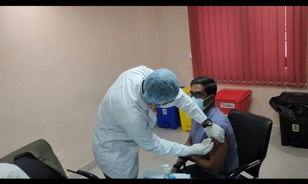 BiharRoutine's tweet photo. Shri Pratyaya Amrit (IAS), Principal Secretary, Health Department,GoB and Shri Manoj Kumar(IAS), ED, SHS Bihar took their first dose of COVID-19 vaccine at IGIMS Patna @MoHFW_INDIA @BiharHealthDept @SHSBihar @DrNKSinha1 @UNICEFIndia @UNDP_India @ROB_Patna @ https://t.co/WsTenreSf1