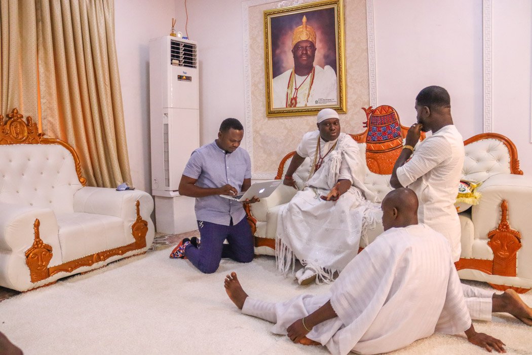AdewaleYusuf_'s tweet photo. What amazes me about @OoniAdimulaIfe is his energy. In all our meetings, I always feel energised and encouraged to push ahead with what we are doing. #CoLiving https://t.co/52GQ152pik