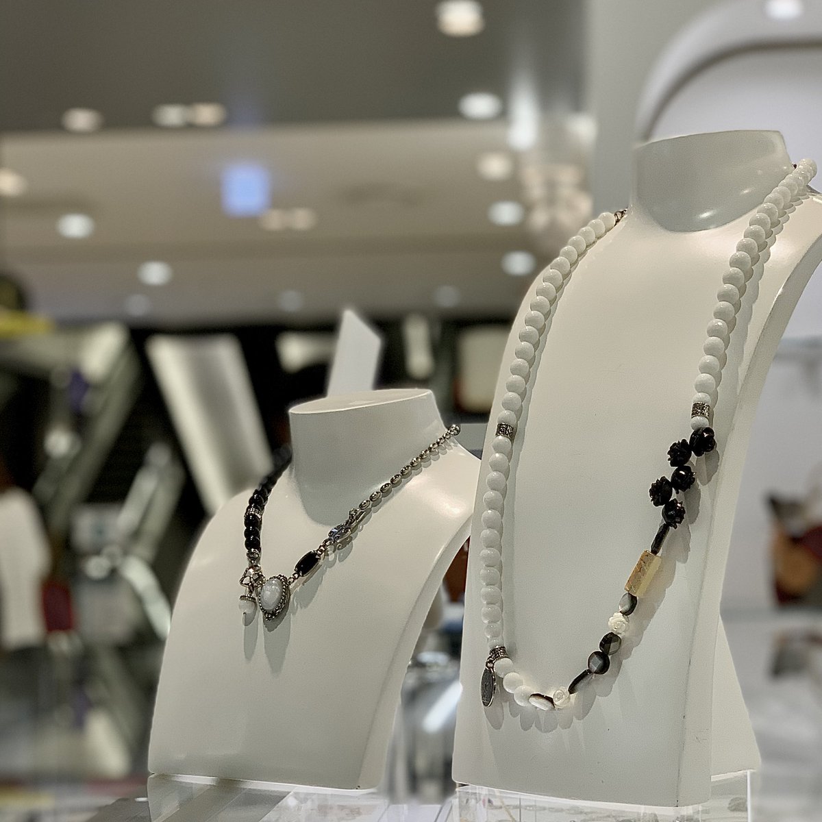 hankyumode's tweet photo. 『#ゴールディアッシュペーフランス』から、#ジュエムキングダム の2021SS Burning Heart コレクションが登場。愛を象徴するバラのモチーフがアクセントになったネックレスや、炎やハートのモチーフが回転するプレイフルなリングなど。
3階 モード
#HANKYUMODE #GEMKINGDOM #GOLDIEHPFRANCE https://t.co/pdqp2IxkZu