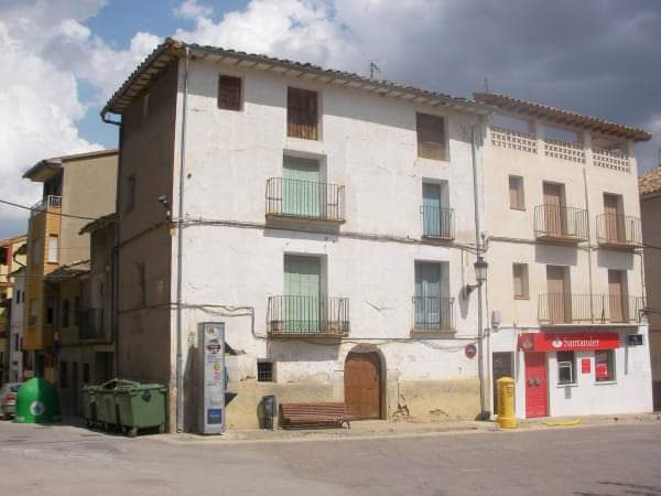 The Canadian Mac-Paps at Mas de las Matas, Teruel, December 1937 and building today. Some 1800 Canadians fought in the International Brigades  Via <a href="/pdlhistoria/">Alan Warren</a>