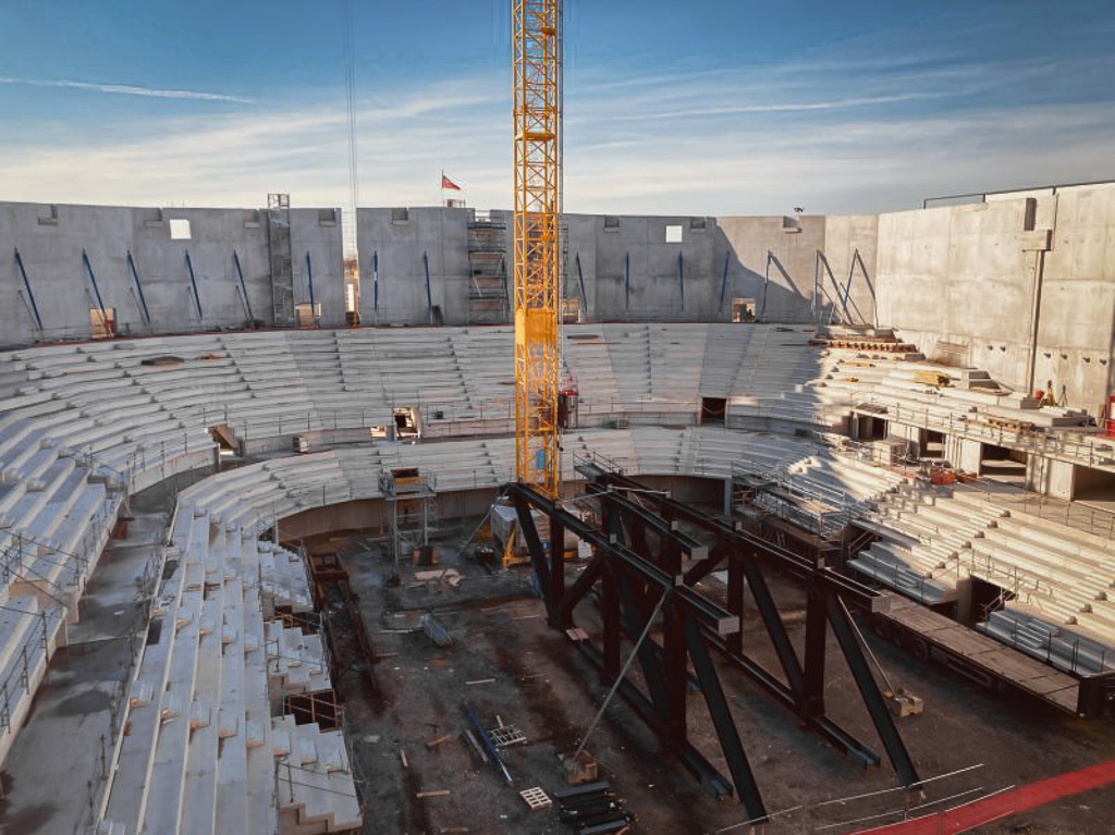 groupe_NGE's tweet photo. Fin du gros œuvre  sur le chantier de l'Arena Futuroscope ! 🏗️
Les équipes Cardinal Edifice s'affairent maintenant sur la pose du bardage et le déploiement des réseaux.
Félicitations aux équipes !
#NGE #BTP #construction #arena #futuroscope #spectacles #batiment #vienne https://t.co/lxWIBYyZM6
