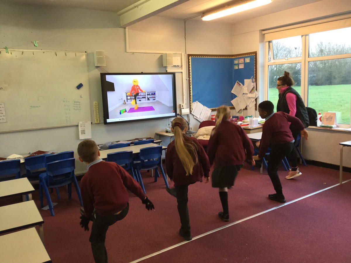 Year3HolyFamily's tweet image. Year 3 love #pewithjoewicks it keeps us fit and warm in this cold weather 💪🏻 @thebodycoach